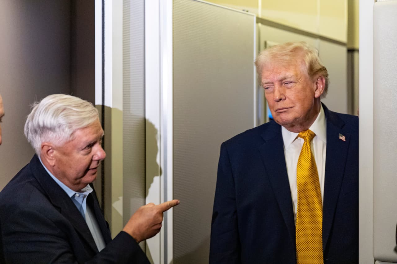 En un mitin de campaña en Carolina del Sur, en medio de la tensión entre ambos, 
<b>Trump leyó en voz alta el número de teléfono personal de Graham frente al público. En ese momento, Graham llegó a asegurar que no respaldaría a Trump si este se convertía en presidente.</b>
<br>
<br>Sin embargo, tras la victoria de Trump, Graham se convirtió en uno de sus aliados más cercanos, e incluso comenzaron a jugar golf juntos con frecuencia.