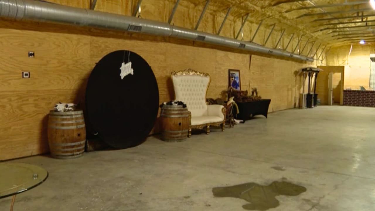 <h3 class="cms-H3-H3">De salón de fiestas a centro "criminal"</h3>
<br>
<br>Las acusaciones no han parado ahí. Usuarios en redes han asegurado que
<b>el galpón que tienen en su propiedad, donde celebran fiestas familiares, es en realidad un crematorio o un laboratorio clandestino</b>. “No es cierto. Todo esto nos ha costado sangre, sudor y lágrimas. Nos gustaría que vieran lo que hacemos como un ejemplo,
<b>no como un crimen</b>”, dice Perla.