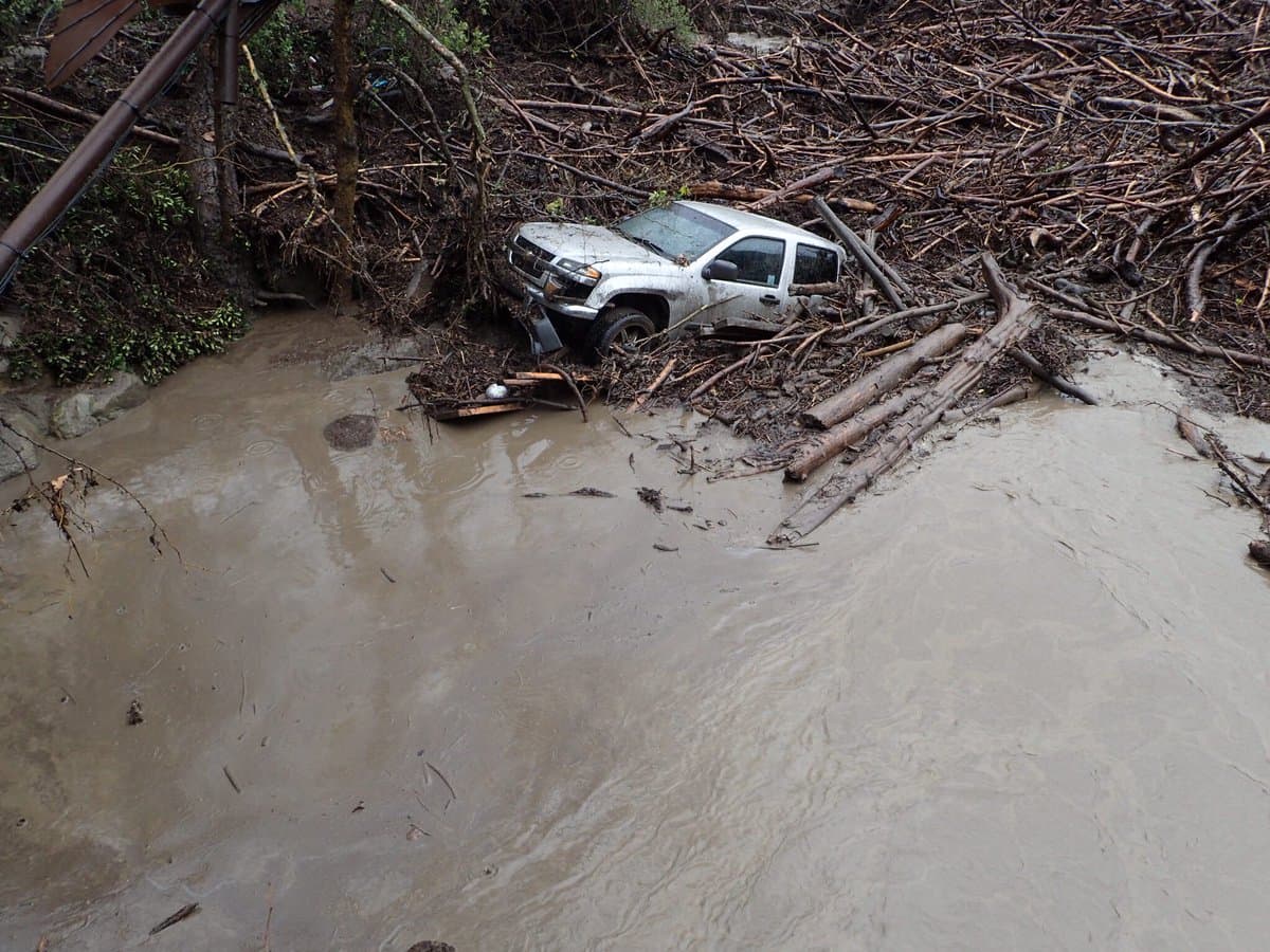 Las lluvias caídas en el condado de Santa Barbara originaron un torrente de agua y lodo que inundó el hotel rural El Capitan Canyon