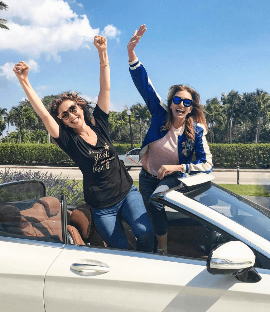 Thalía llegó a Miami y de inmediato comenzó la gozadera en un convertible con su comadre, Lili Estefan.