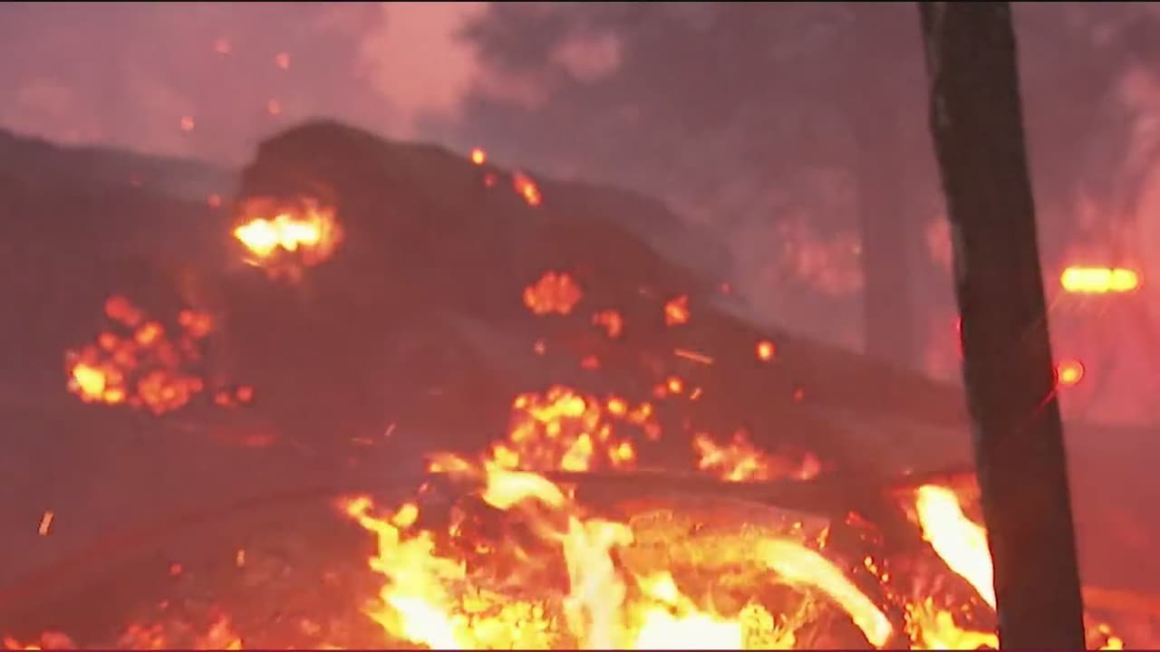 Bomberos trabajaron para controlar las llamas del incendio Mosquito que estuvieron cerca de afectar escuelas y residencias en Forest Hill.