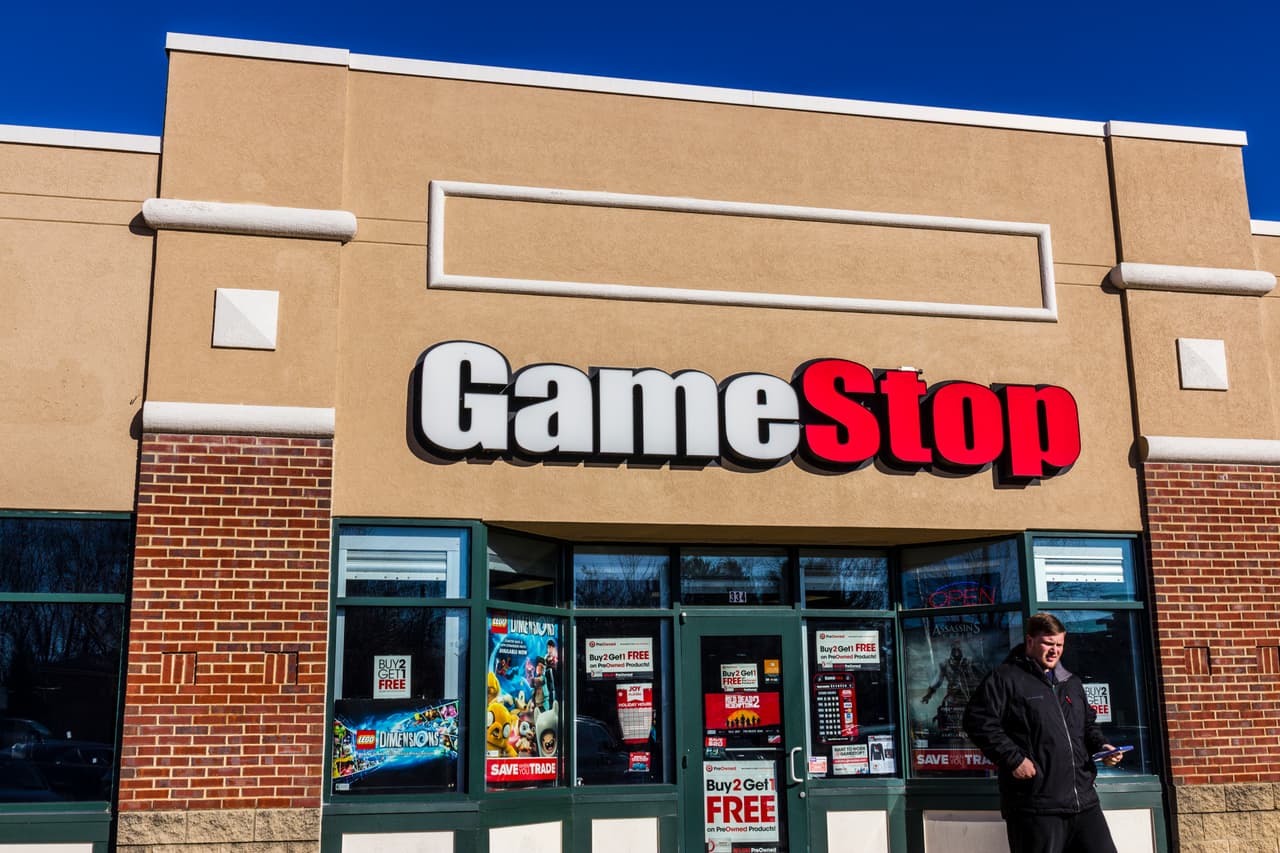 <b>GameStop.</b> Esta compañía continúa cerrando tiendas debido al poco tráfico en los centros comerciales y, de sus más de 5,000 locales en todo el mundo, clausurará entre 400 y 450 a finales de este año. Llegó a un acuerdo con Microsoft para obtener una parte en las ventas de juegos digitales descargados en las consolas vendidas por la tienda. Aunque este paso parece ir en la dirección correcta tendrá que mejorar su participación en el mercado para continuar.