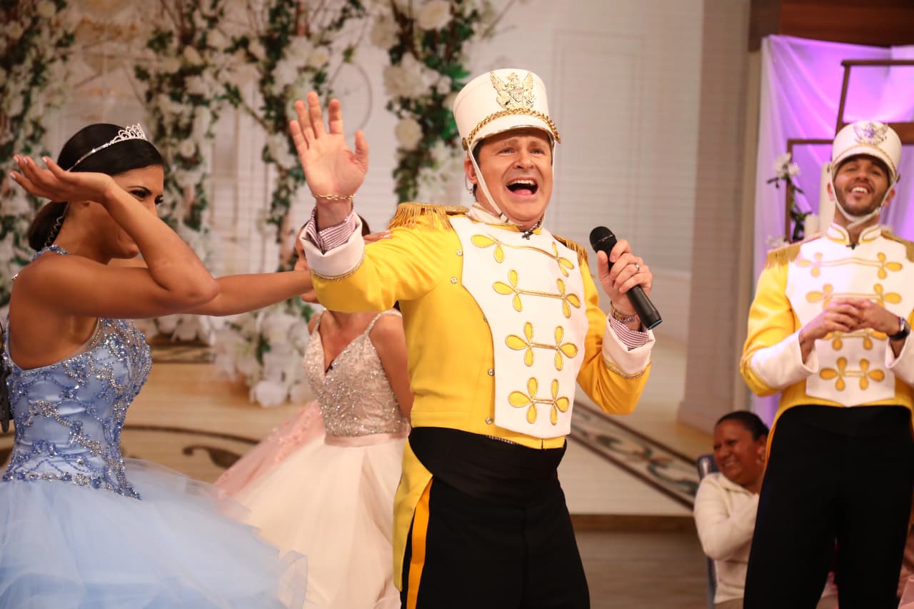 Alan no se quiso quedar atrás, él también quería cantar 'Quinceañera'.