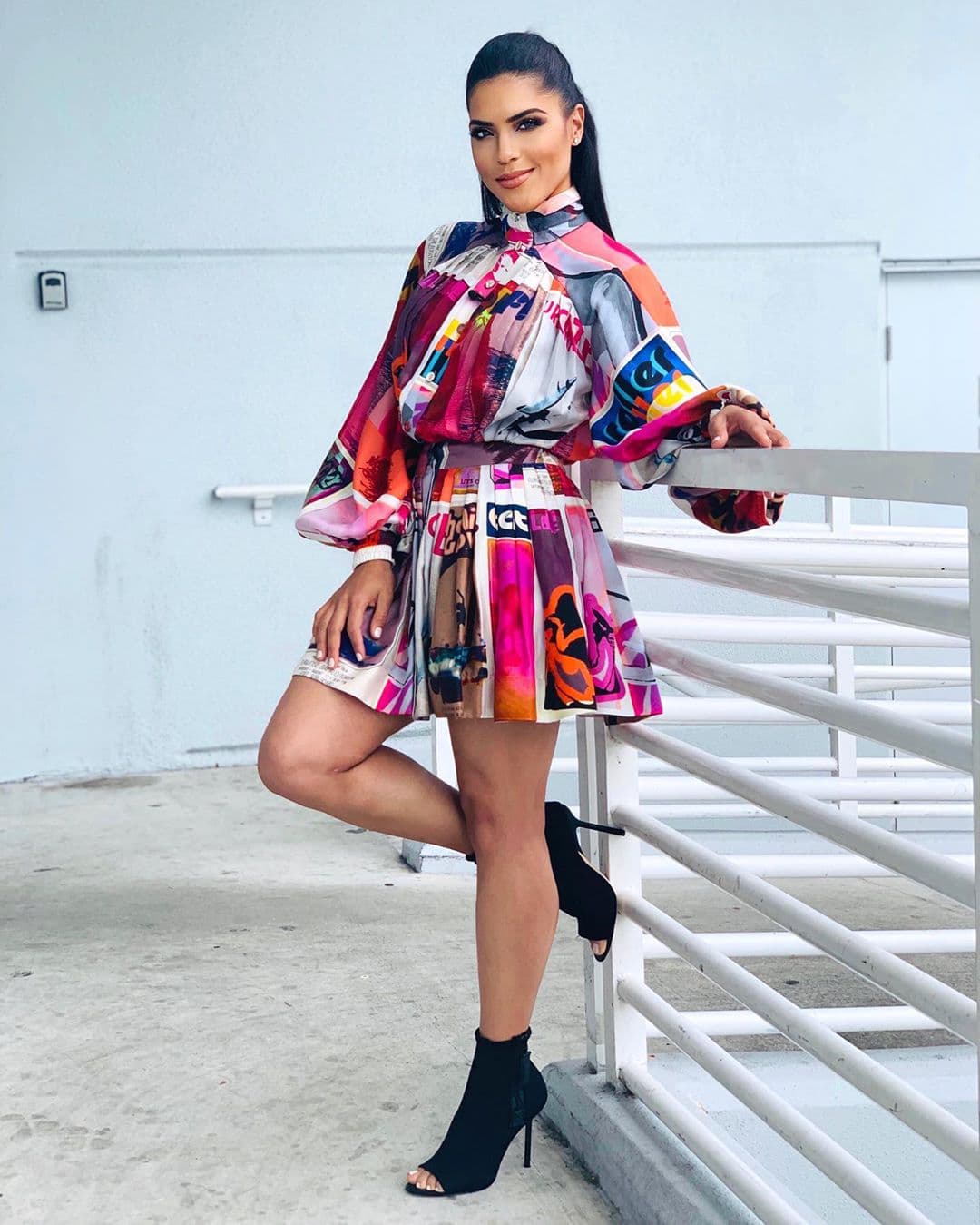 ¿Y qué tal con este hermoso y colorido atuendo? Fran sí que sabe sacarle partido a su belleza. Lució el cabello parcialmente suelto y una marcada sonrisa.