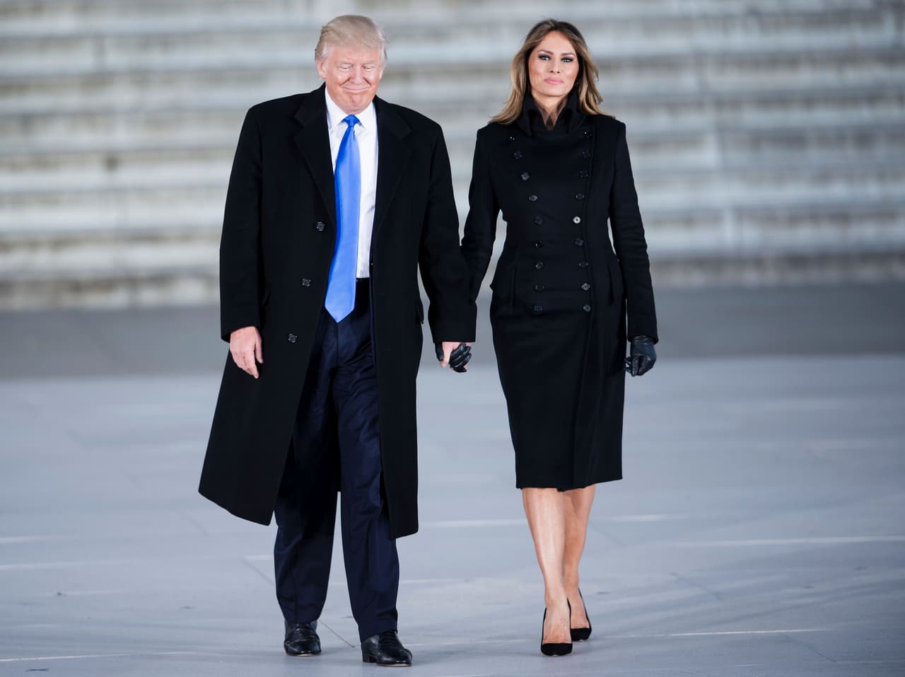 Melania Trump eligió un traje negro de la diseñadora de origen latino, Norisol Ferrari.