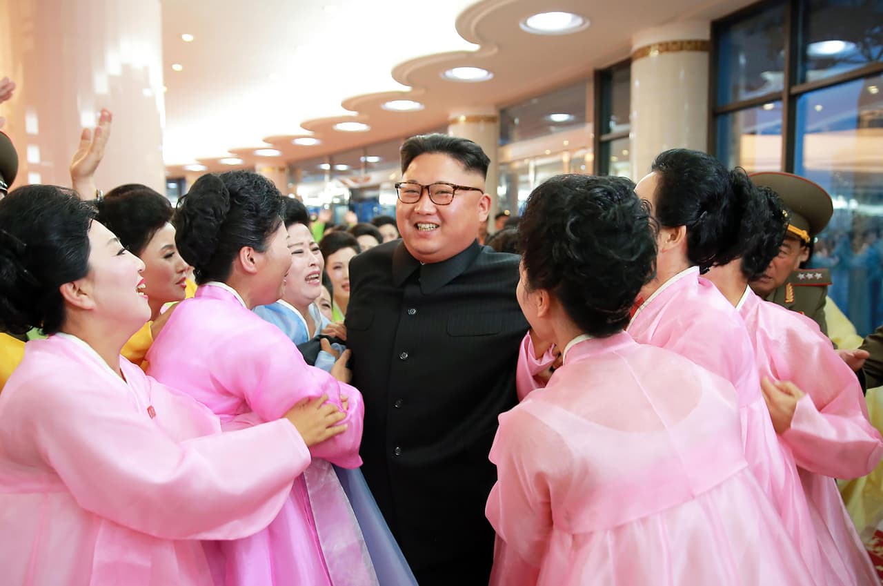 <b>Ovación femenina.</b> Un grupo de mujeres artistas aficionadas del ejercito popular de Corea del Norte saluda a Kim Jong-Un luego de una actuación, el 16 de julio de 2016.