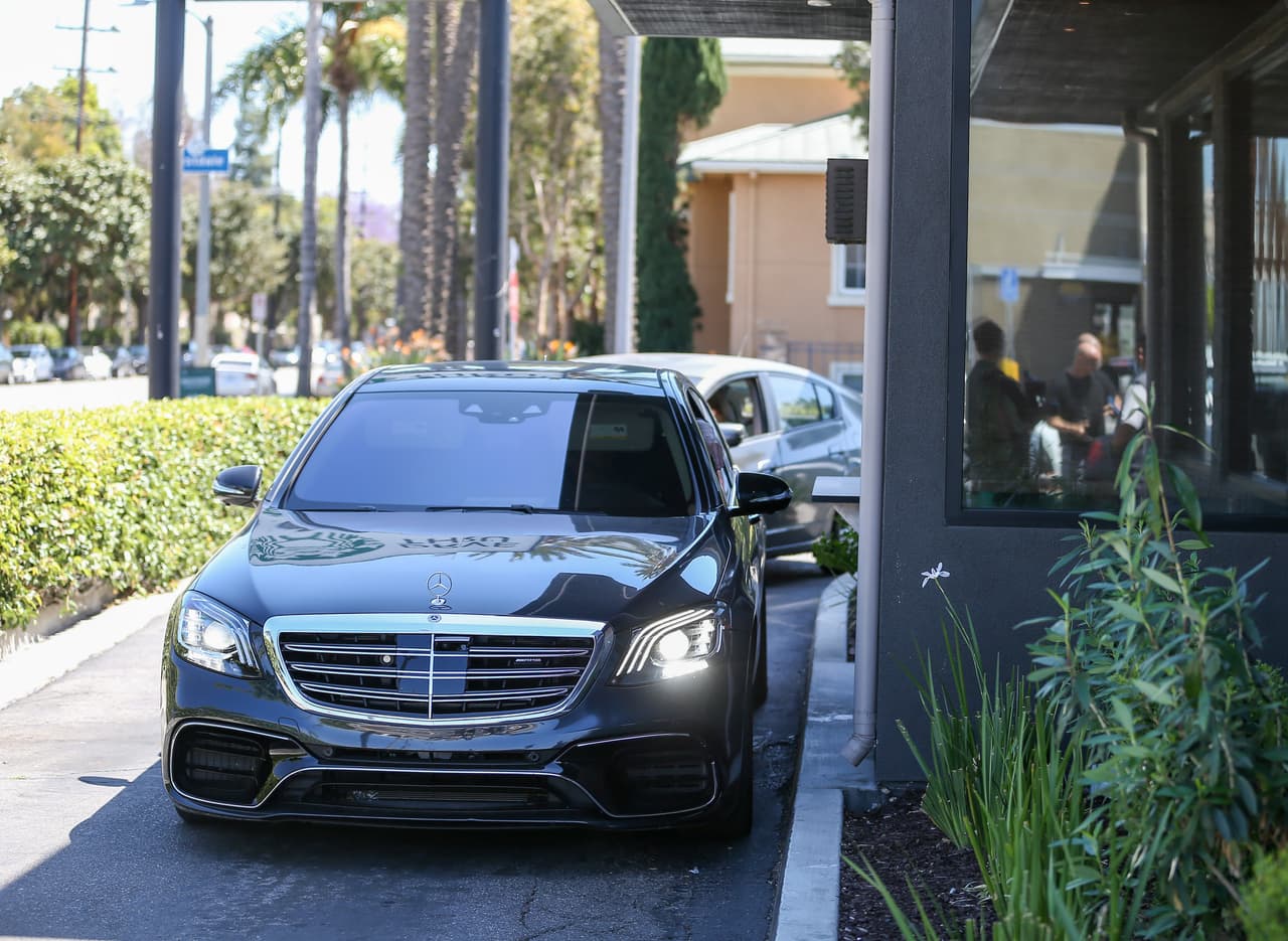 La pareja fue fotografiada mientras conducían hacia una cafetería Starbucks en el oeste de la ciudad. 
<br>