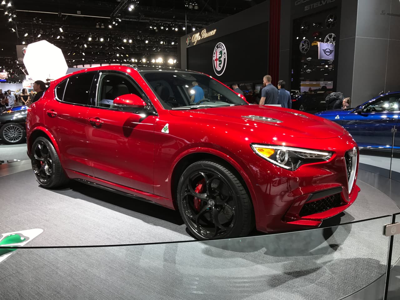 <b>Alfa Romeo</b> mostró en el
<a href="http://www.univision.com/noticias/auto-shows/los-angeles-auto-show"><b>Auto Show de Los Angeles</b></a> su anticipada camioneta crossover Stelvio, que más parecía un hatchback abultado que una verdadera SUV. La
<b>Alfa Romeo Stelvio 2018</b>, bautizada así en honor de la escalofriante ruta montañera
<i>Passo dello Stelvio</i> al norte de Italia, es el segundo producto del proyecto Giorgio (el primero fue el Alfa Romeo Giulia) y está destinada a competir con vehículos como el Porsche Macan. La versión que llegará a Estados Unidos estará equipada con un motor cuatro cilindros de 2.0 litros que genera 280 caballos de fuerza en sus versiones regular y Ti, mientras que la versión Quadrifoglio guardará un V6 biturbo de 2.9 litros capaz de ofrecer 505 caballos de fuerza.