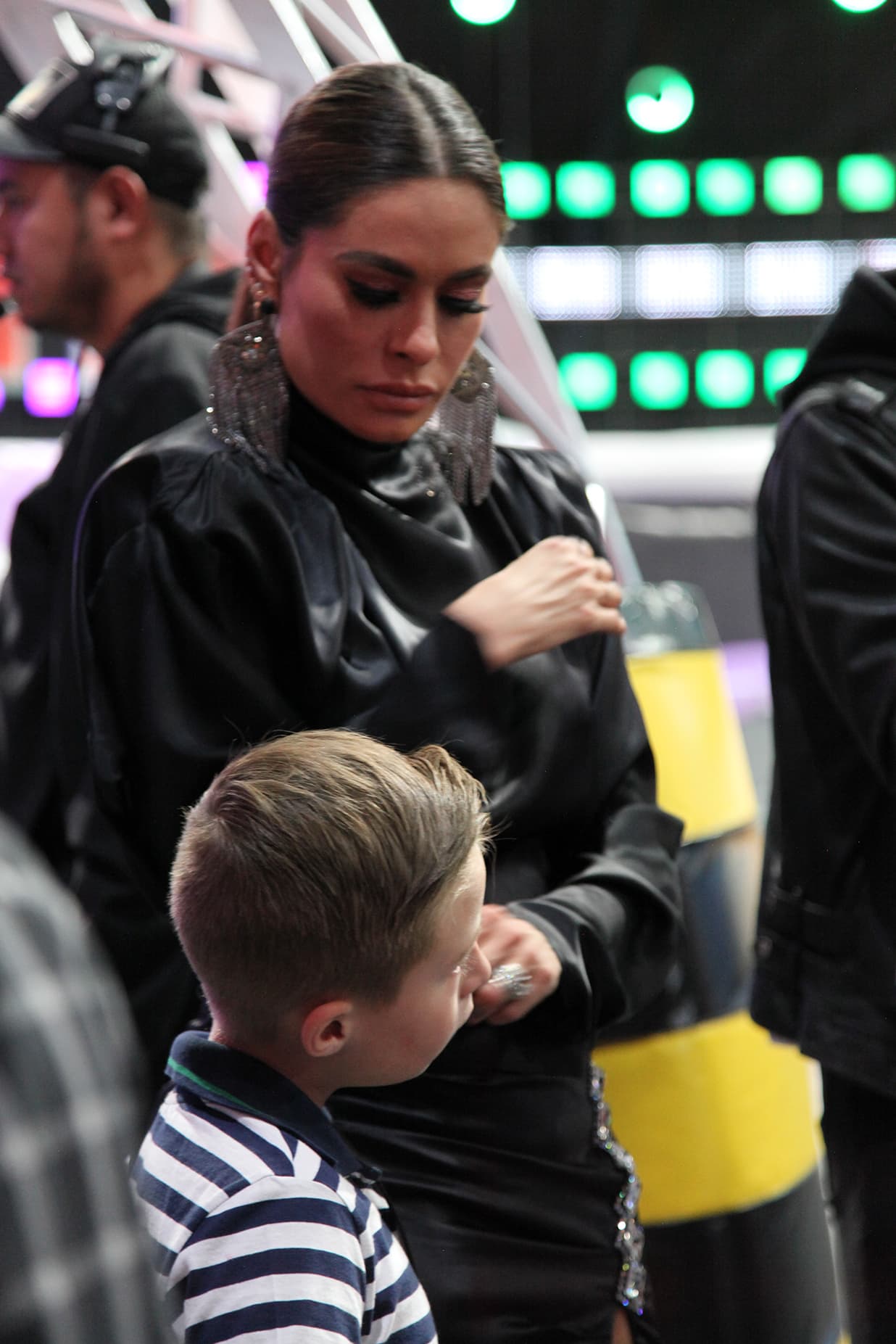 En la temporada pasada de Pequeños Gigantes, la presentadora comentó a Univision Entretenimiento que su hijo decide qué ponerse y él solo escoge su ropa. "Sí lo oriento con combinaciones, pero él decide ... y creo que no lo hace tan mal".