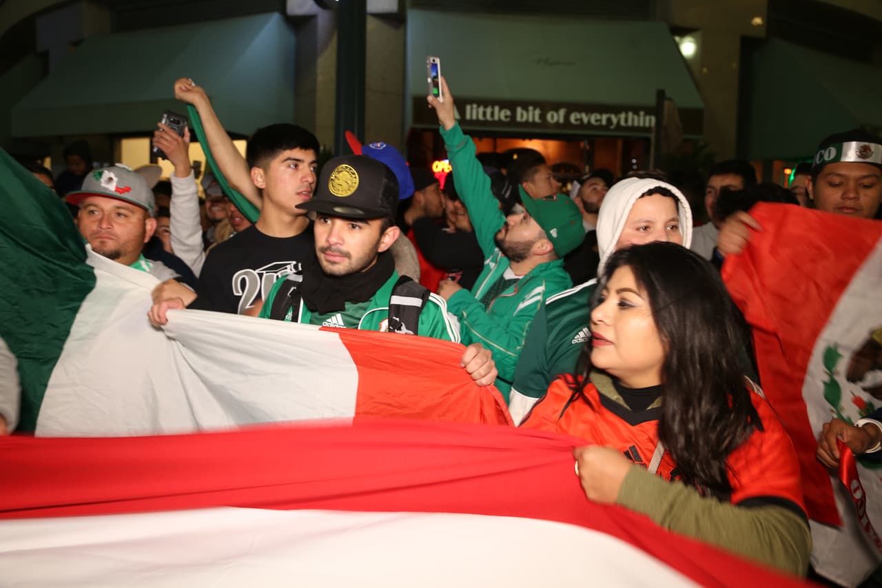 La algarabía inundó a todos los aficionados que no pararon de cantar y alentar a su equipo a lo largo de poco más de una hora.