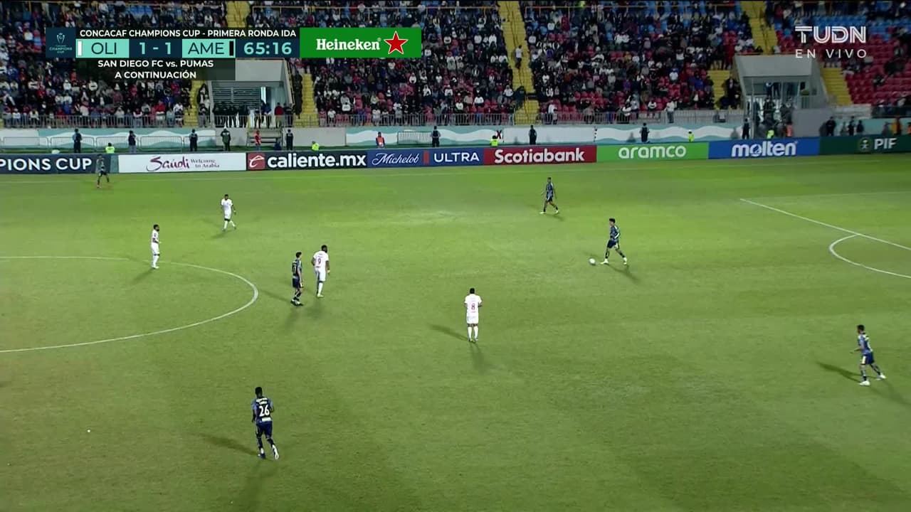 ¡TIRO ATAJADO! disparo por Álex Zendejas.