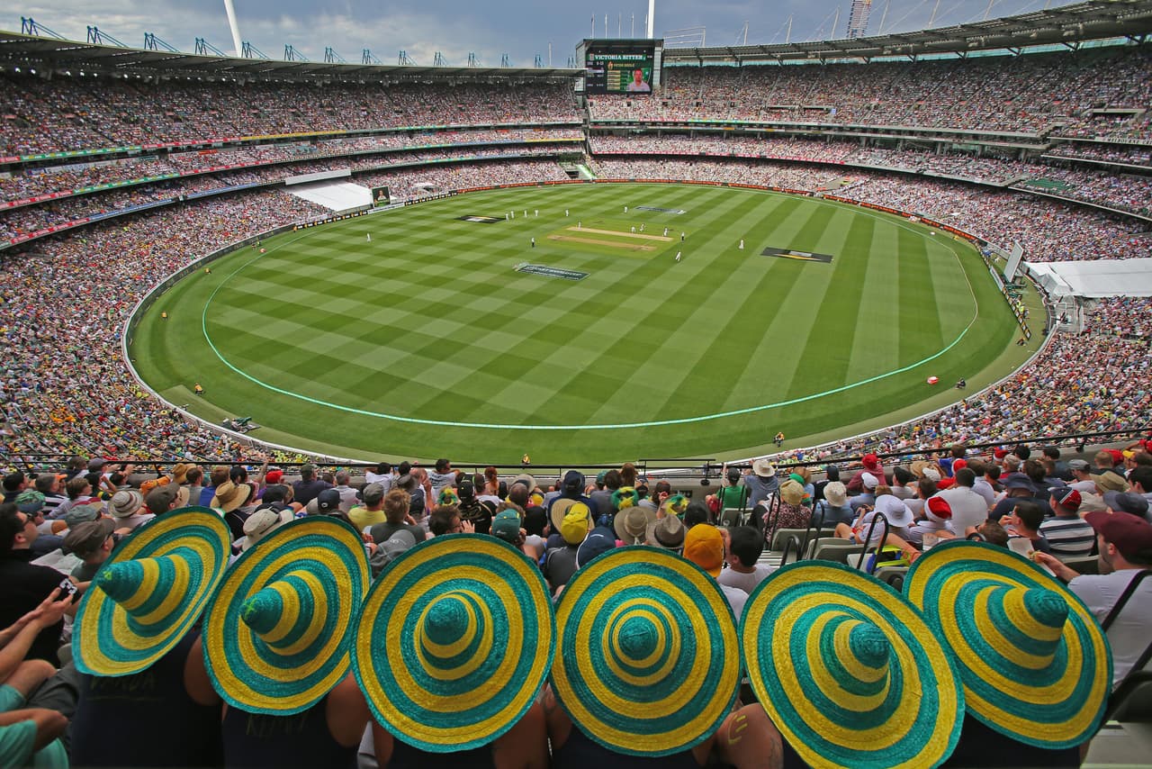 Al Melbourne Cricket Ground le caben más de 80 mil aficionados y tiene cancha oval para la práctica del cricket.