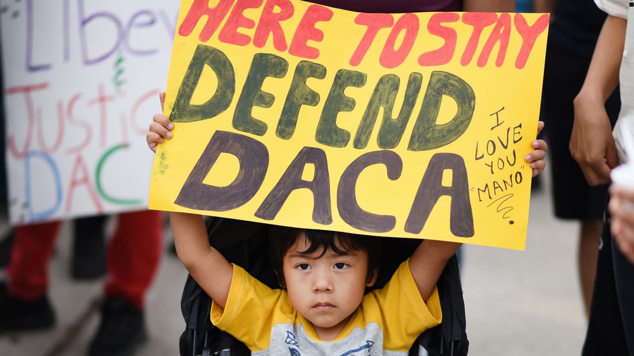 Defender el programa DACA para jóvenes estadounidenses indocumentados. Con la orden ejecutiva, Biden pide al Congreso que conceda un estatus permanente y un camino hacia la ciudadanía a los Dreamers. DACA protege actualmente a unos 650,000 jóvenes indocumentados conocidos como dreamers.