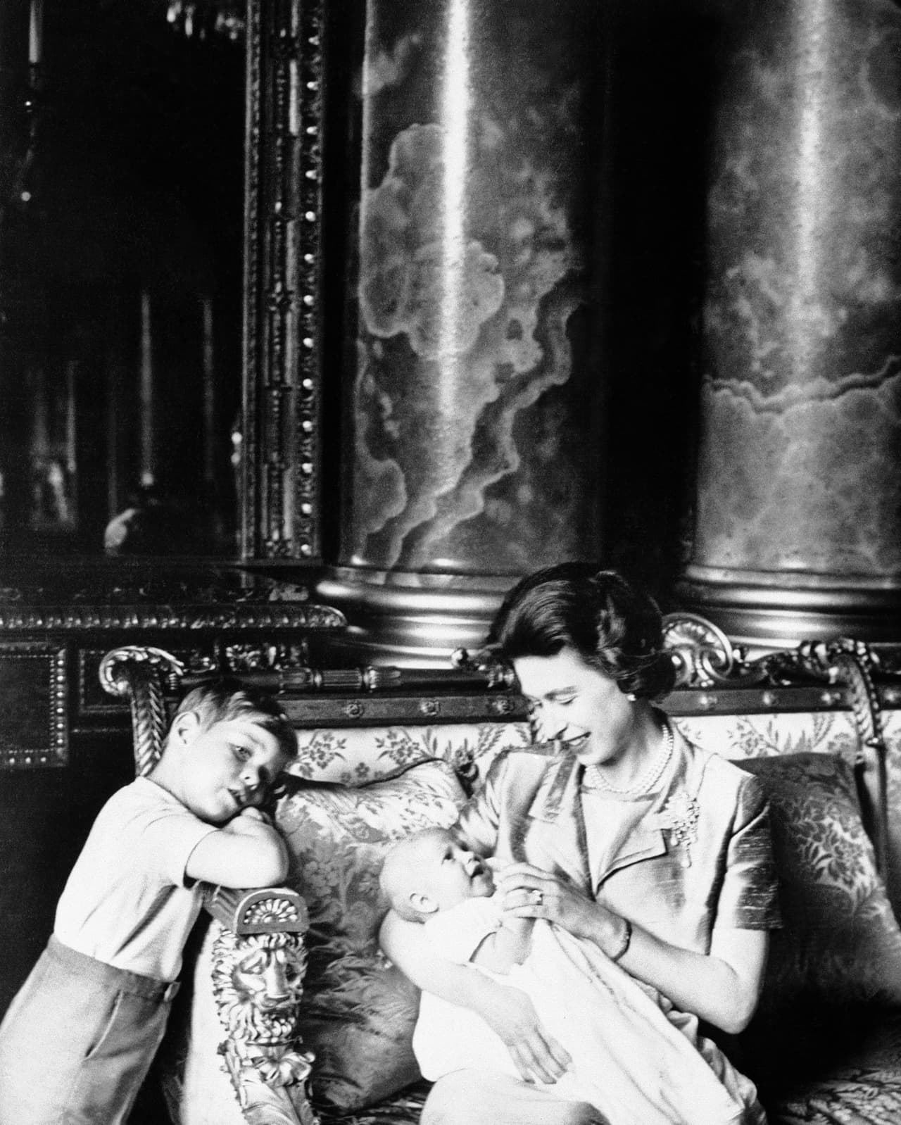 <b>12 junio 1964</b>
<br>Siguiendo la tradición, en este retrato la reina Isabel II de Inglaterra mantiene en brazos a su hijo el príncipe Edward acompañada con el príncipe Andrew de cuatro años. 
<br>