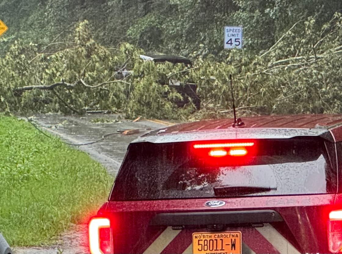 Se le pidió a los conductores de los condados afectados que no salgan de sus hogares para evitar que la caída de un árbol sea la causa de una tragedia.