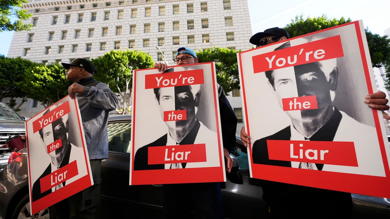 Michael Mendoza, director de justicia penal de Latino Justice y quien conoció a Lyle Menéndez cuando cumplía condena en una prisión estatal, dijo que "No debemos desechar a la gente. No debemos renunciar a nuestros jóvenes".