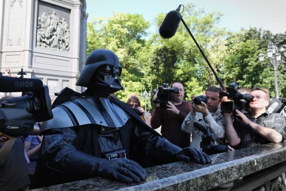 "No te olvides de mi amigo Chewbacca y los demas Wookies", bromeó Vader.