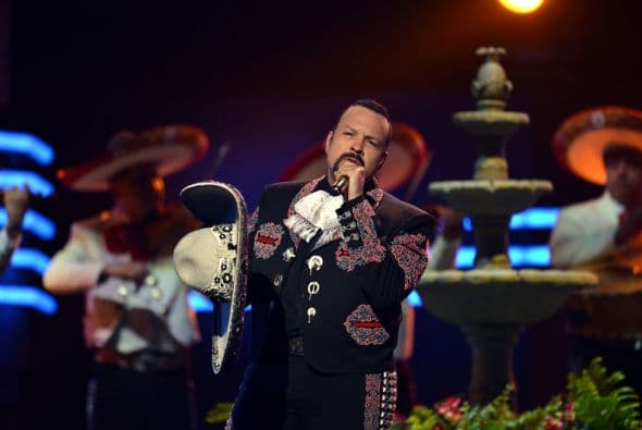 Este año, Pepe Aguilar volvió con su traje de charro para cantarnos varios temas.