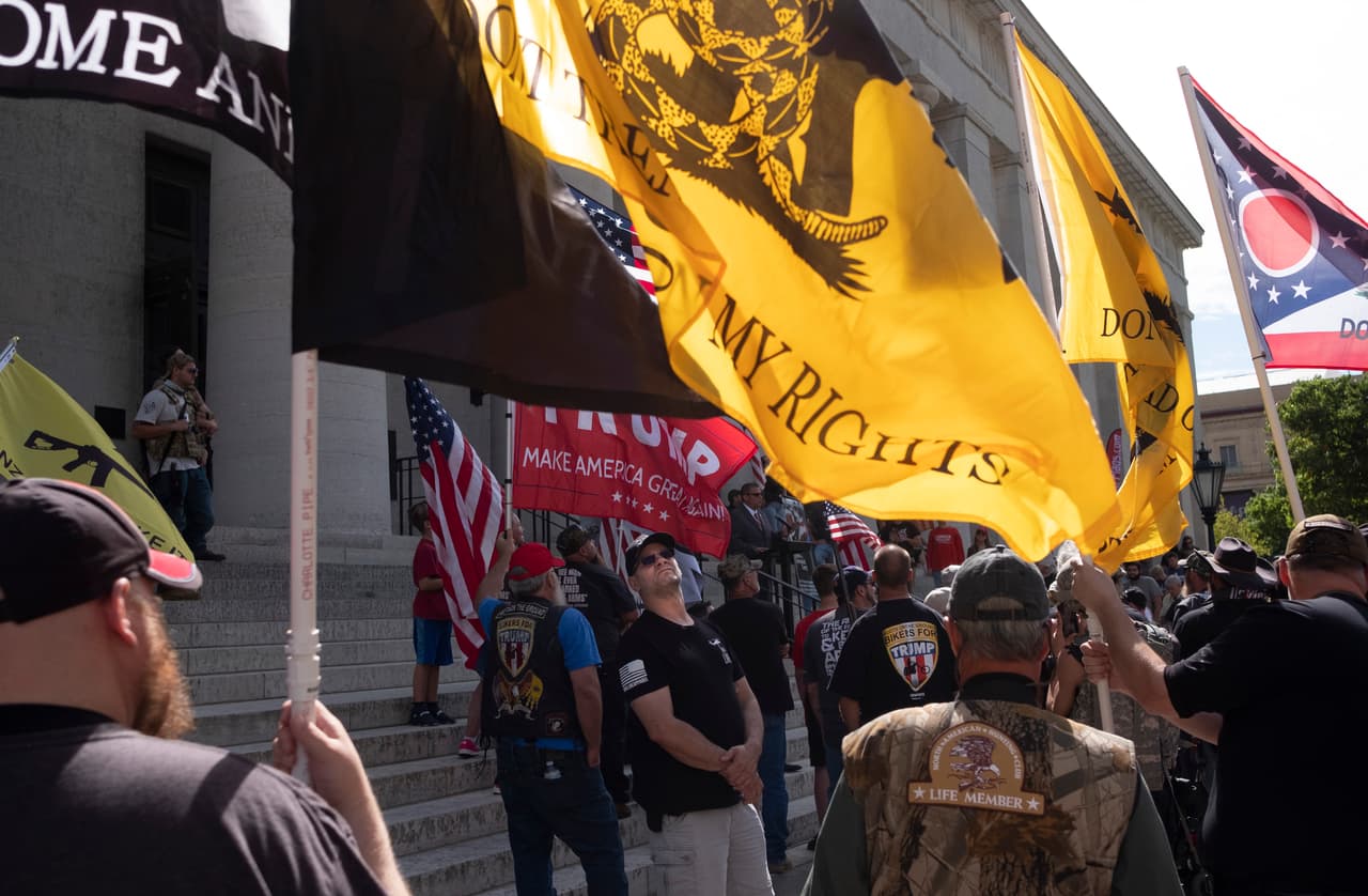 Las clásicas banderas de la campaña del presidente-candidato Donald Trump "Hacere a EEUU grandioso de nuevo" se dejaron ver en la protesta. Una encuesta reciente 
<a href="https://www.univision.com/noticias/elecciones-en-eeuu-2020/influyo-la-retorica-de-trump-en-el-tiroteo-que-mato-a-22-personas-en-el-paso-los-votantes-hispanos-creen-que-si">muestra que los votantes hispanos creen</a> que la retórica de Trump influyó en el tiroteo que mató a 22 personas en El Paso.