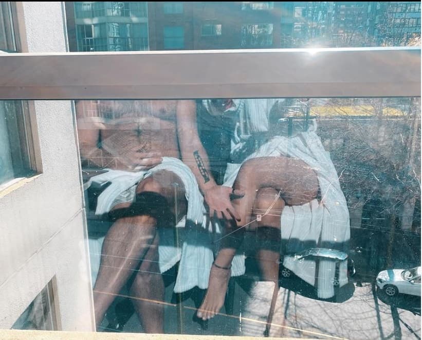 Las especulaciones sobre la reconciliación de la pareja se dieron debido a que el 16 de abril de este año, la actriz de 32 años subió una foto acompañada en la que no mostró sus rostros, pero fans llegaron a la conclusión de que se trataba de Osvaldo Benavides, puesto que su tatuaje en el brazo lo delataba.