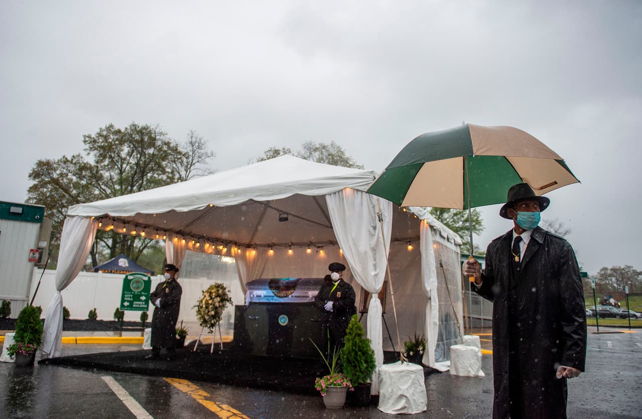 Las autoridades de la ciudad permitieron que familiares y amigos del pastor le dieran su último adiós en el estacionamiento del ayuntamiento de la ciudad, en el que los asistentes tuvieron que guardar estrictas normas de distanciamiento social.