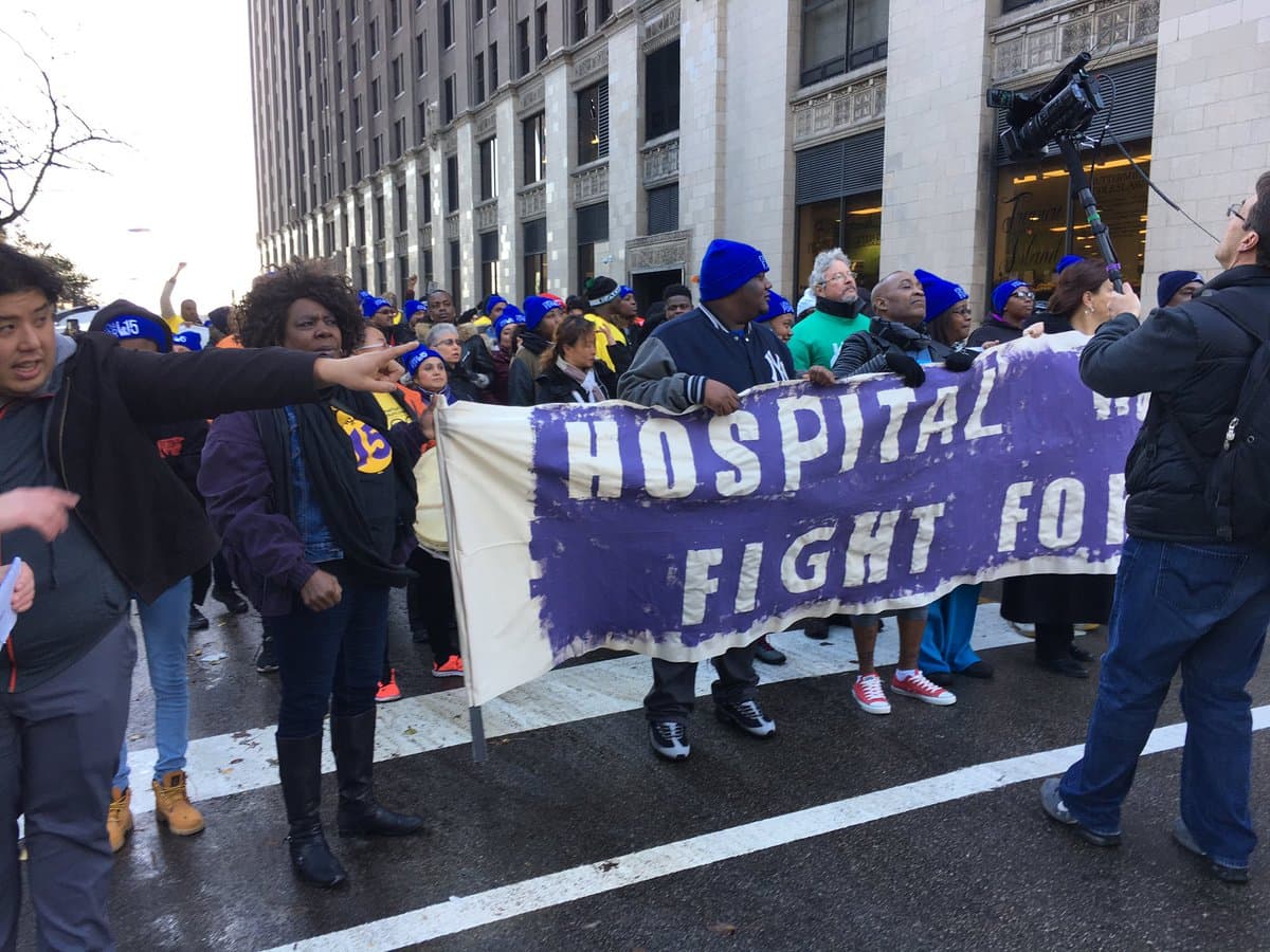 Posteriormente, los manifestantes se unieros a una protesta de trabajadores de hospitales fuera del Northwestern Memorial Hospital.