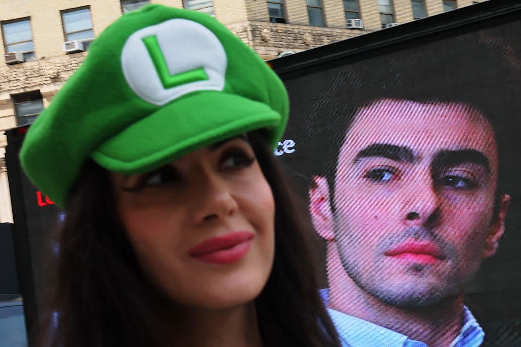 <b><a href="https://www.univision.com/local/nueva-york-wxtv/luigi-mangione-se-declara-no-culpable-del-asesinato-del-ceo-de-la-aseguradora-unitedhealthcare-video" target="_blank">Luigi Mangione, presunto asesino del CEO de UnitedHealthcare, Brian Thompson</a></b>, celebró su cumpleaños 27 desde el Centro de Detención Metropolitano de Brooklyn con una lista de agradecimientos que incluye un reconocimiento especial al 
<b>grupo "Latinas for Mangione".</b>