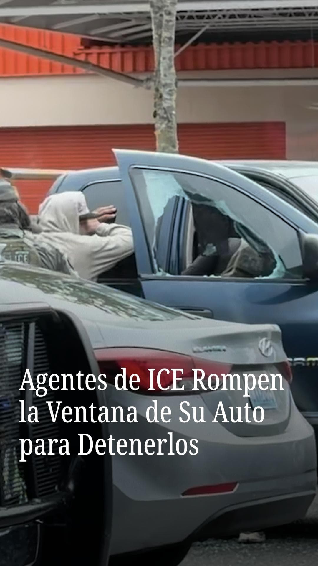 Agentes de ICE rompen la ventana de su auto para detenerlos