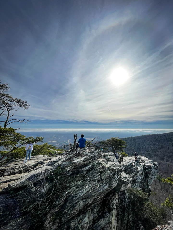 Por ejemplo, el 
<b><a href="https://www.ncparks.gov/state-parks/hanging-rock-state-park/trails">Hanging Rock Trail</a></b> conduce a la formación rocosa de cuarcita, que sobresale sobre el paisaje, que le da nombre al parque.