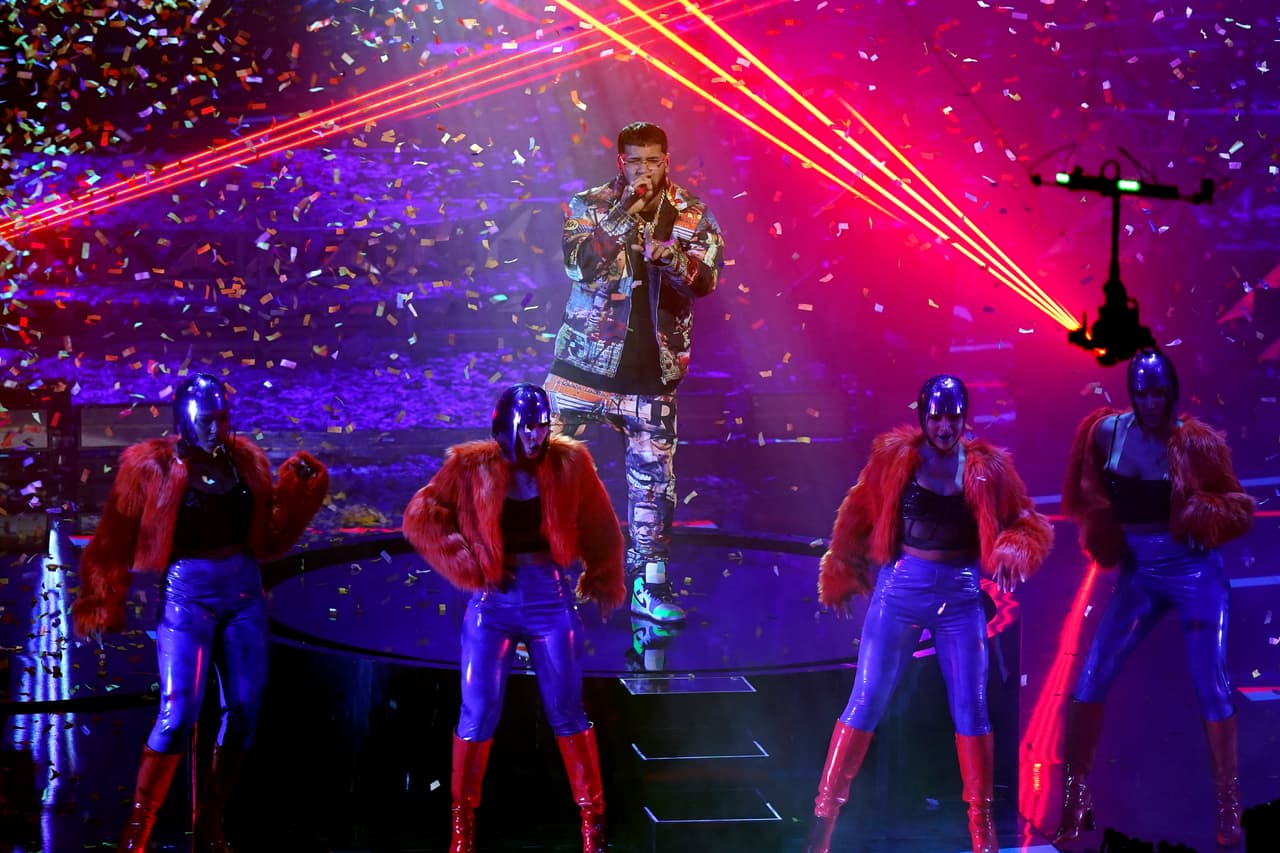 Mucho baile, color y tecnología de luces enmarcaron su actuación en vivo, en una noche que unió a la música latina.
<br>