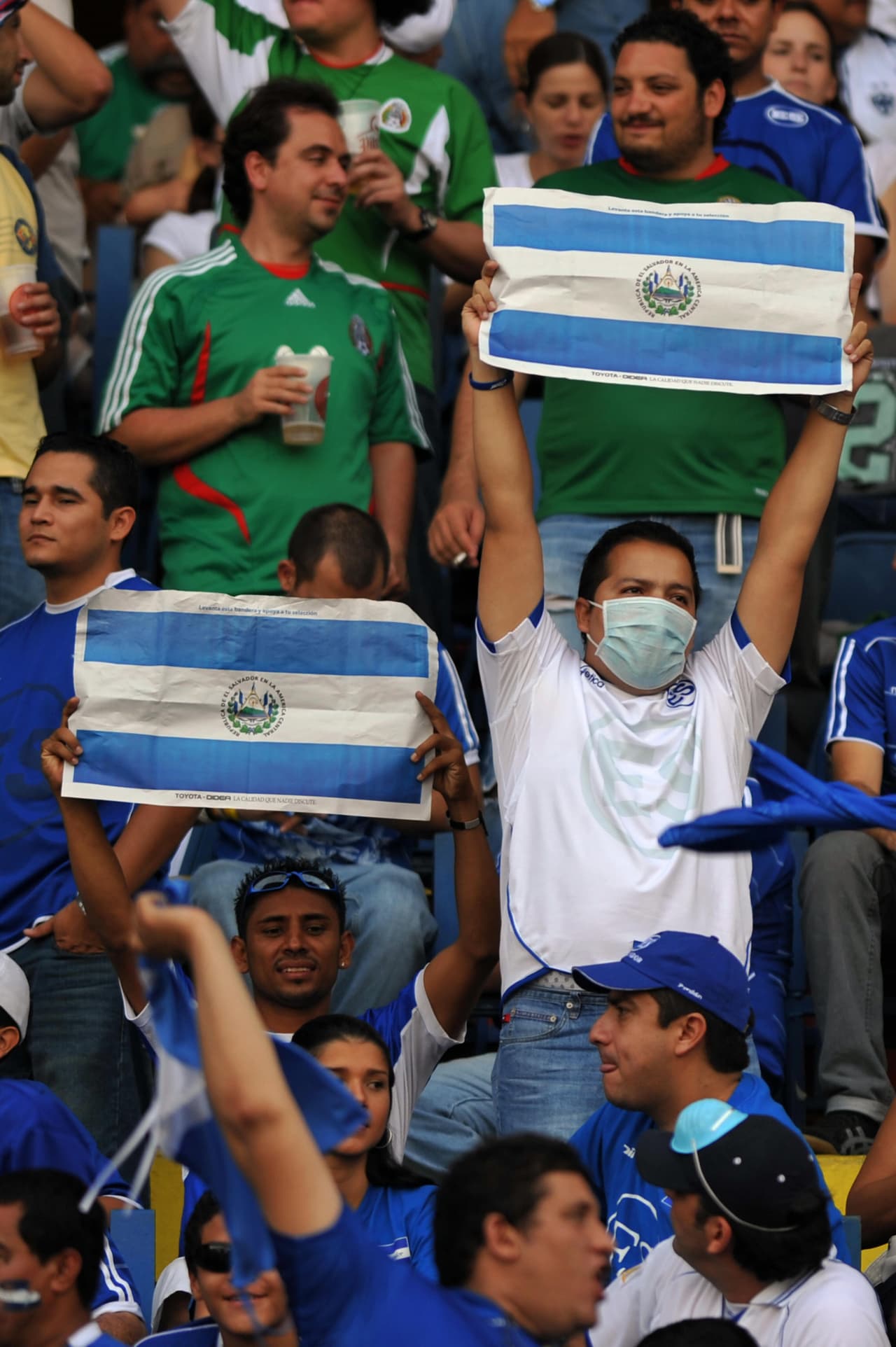 El día del juego la presión de los salvadoreños no cambio y en todo momento se les recordó a los mexicanos el problema que atravesaba México a causa del virus. A las afueras del Cuscatlán no faltaron las mascarillas con los colores azul y blanco, las piñatas y dibujos de cerdos tricolores.