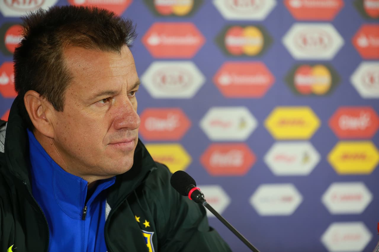 Dunga ofrece disculpas por sus comentarios criticados en Brasil de racismo