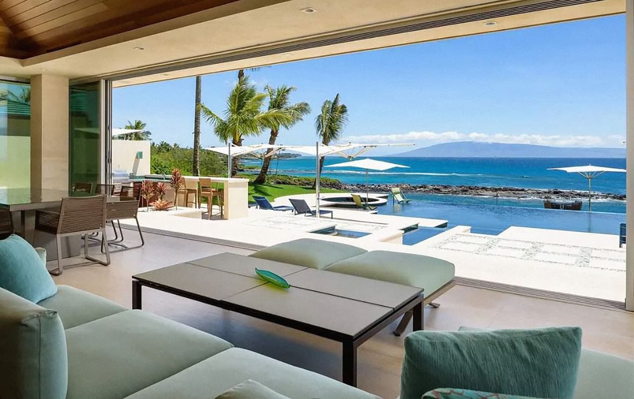 <b>9 BAY Dr.</b> Esta 
<u><a href="https://www.christiesrealestate.com/sales/detail/170-l-78211-f1911052056700009/9-bay-dr-lahaina-hi-96761-lahaina-hi-96761">propiedad de 37,500,000 dólares</a></u> abarca más de 12,000 pies cuadrados frente al mar en Maui, Hawaii. Es considerada una obra maestra de la arquitectura, reconstruida en 2017. Tiene una espectacular habitación principal, seis habitaciones adicionales (cuatro de ellas frente al mar), piscina, gimnasio, sala de juegos y dos cocinas. 
<br>