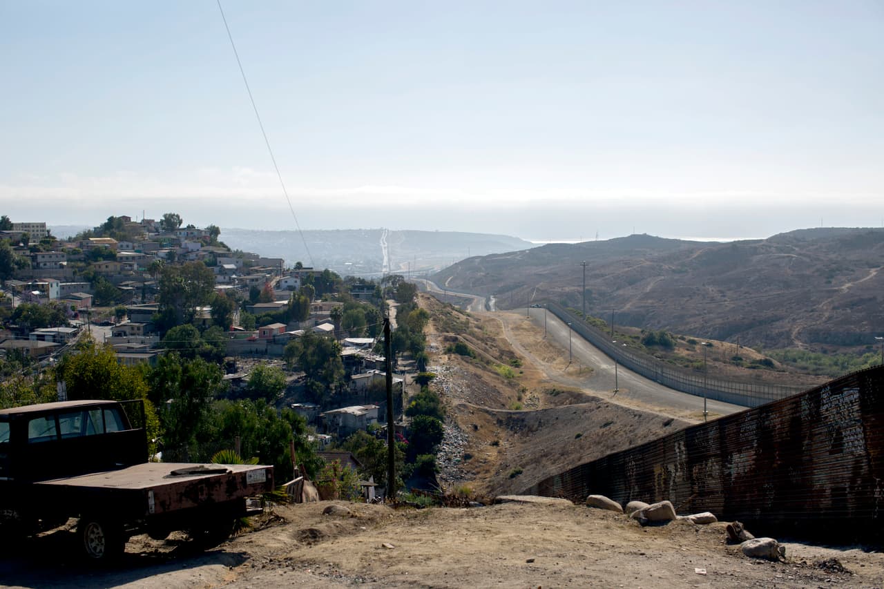 Cuatro de los muros propuestos para proteger la frontera son de concreto, dos de metal y dos más combinan ambos materiales.