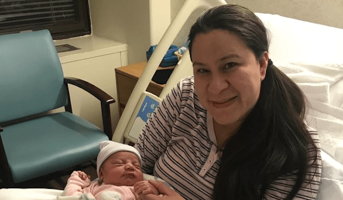 Mujer hispana da a luz justo afuera del túnel de Midtown