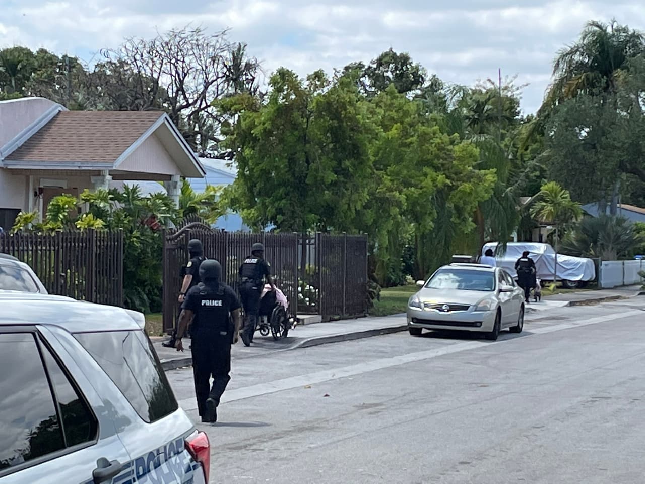 Los ancianos del centro fueron desalojados mientras los agentes del grupo SWAT de la policía intentó negociar con el hombre. 
<br>