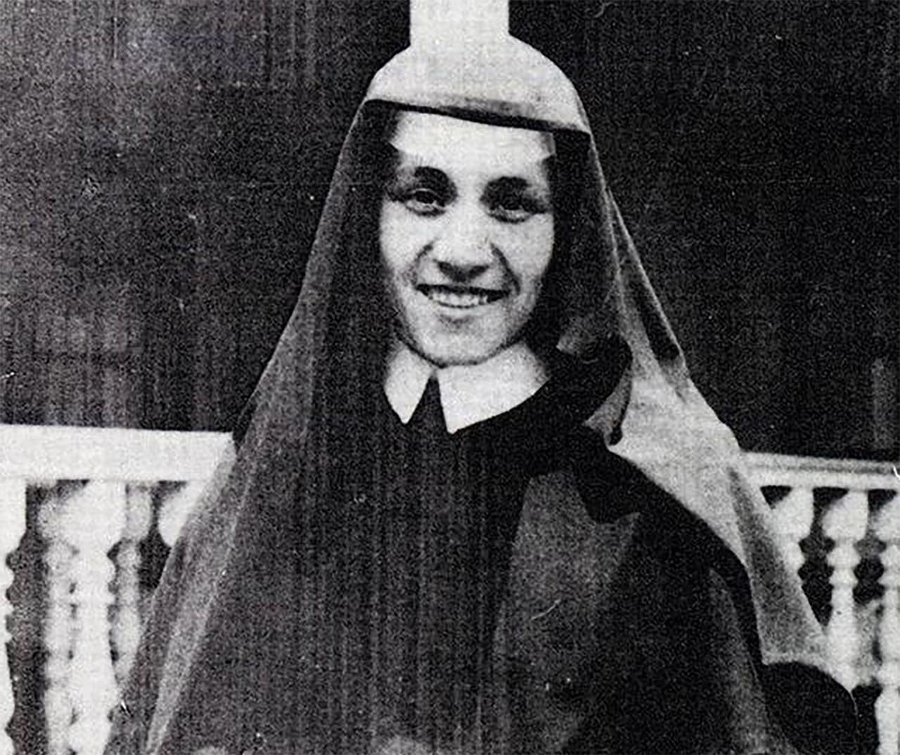 Agnes Gonxha Bojaxhiu, luego conocida como Madre Teresa, nació el 26 de agosto de 1910 en la actual Skopie, Macedonia. De Origen albanés y naturalizada india, a los 18 años ya había decidido que estaba destinada a la vida religiosa. Tomó sus votos de pobreza, castidad y obediencia como monja el 24 de mayo de 1931. Esta fotografía fue tomada en el convento de Loreto, Irlanda, donde vivió por casi 20 años, desde 1928.