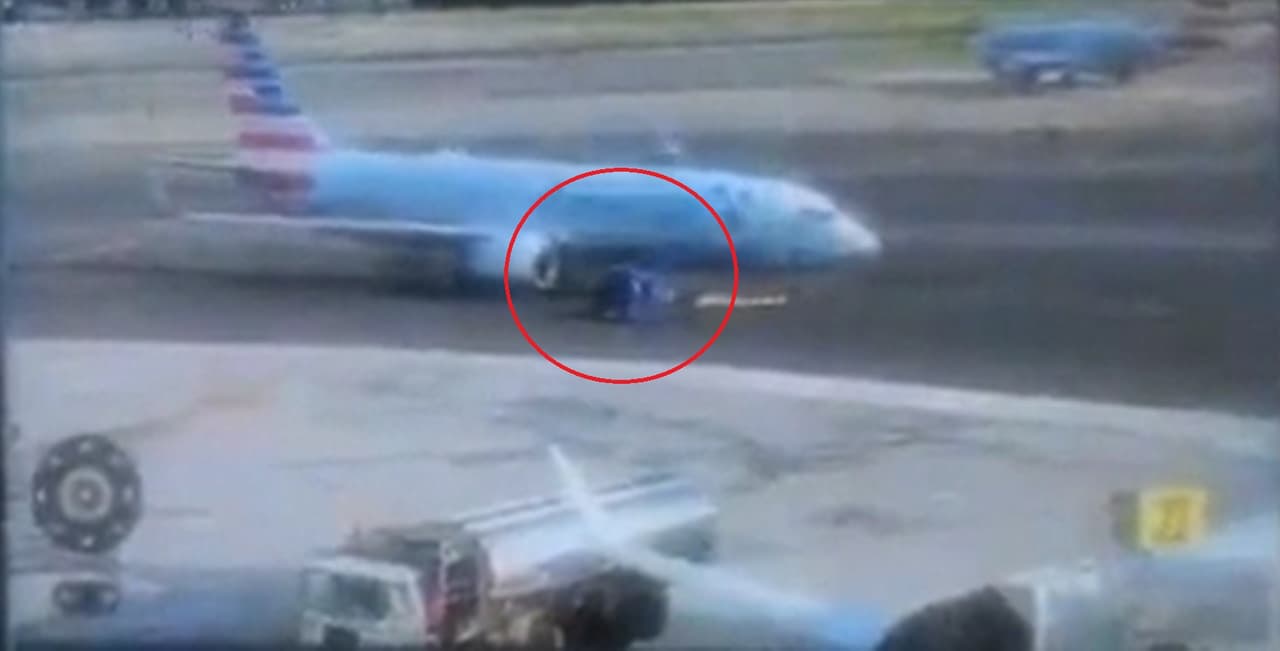 Vehículo de carga falla y queda bajo avión en aeropuerto LaGuardia