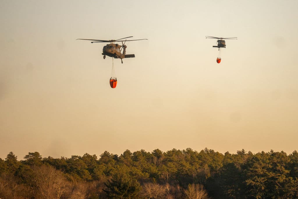 Los incendios estaban cerca del aeropuerto Francis S. Gabreski, desde el cual la Guardia Nacional lanzó al menos un helicóptero en apoyo.