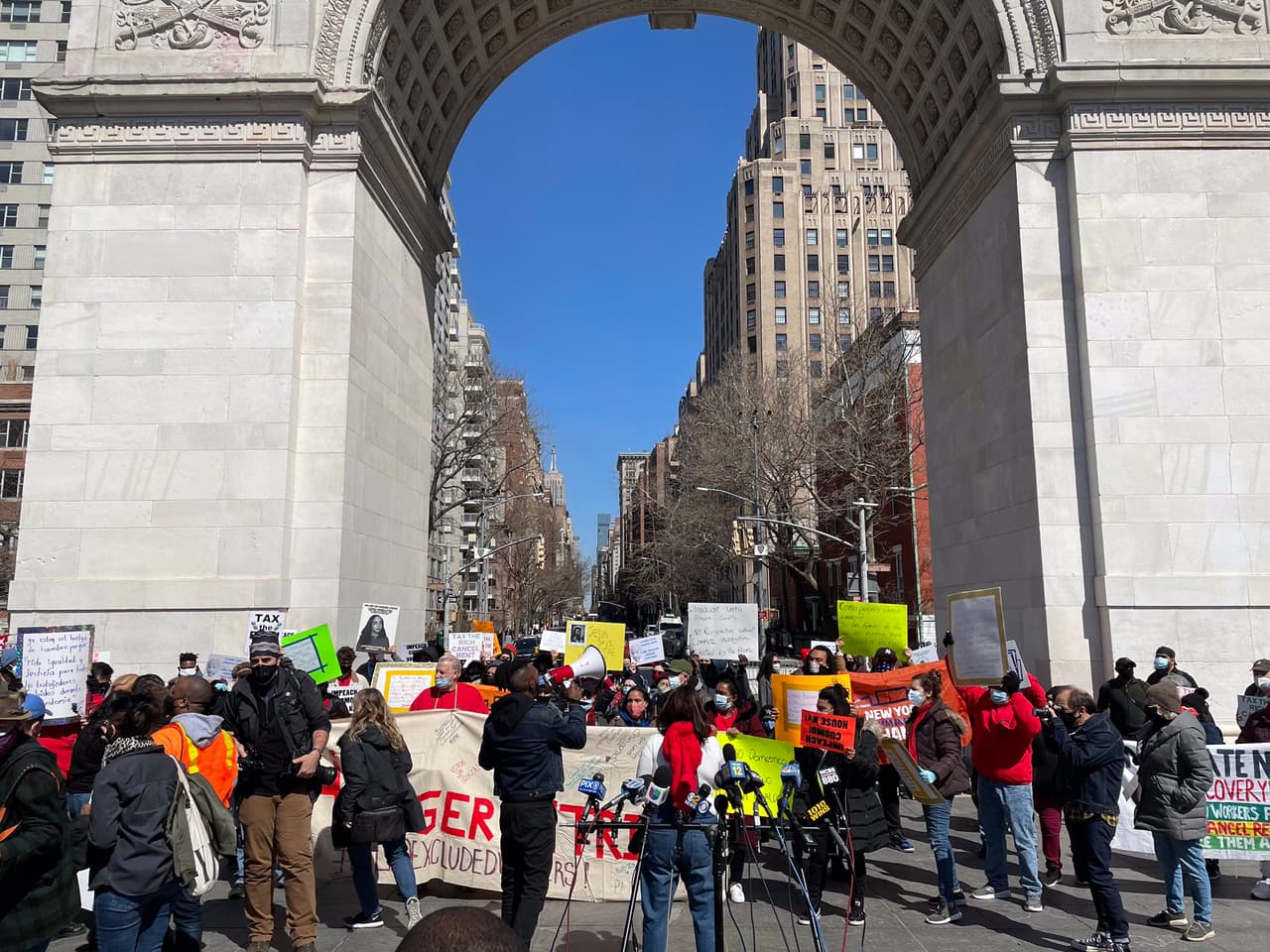 Una coalición llamada VOCAL-NY criticó al gobernador por su gestión de una multitud de asuntos, desde la falta de vivienda y el presupuesto estatal hasta las muertes en residencias de ancianos y la falta de dinero para los inmigrantes indocumentados.