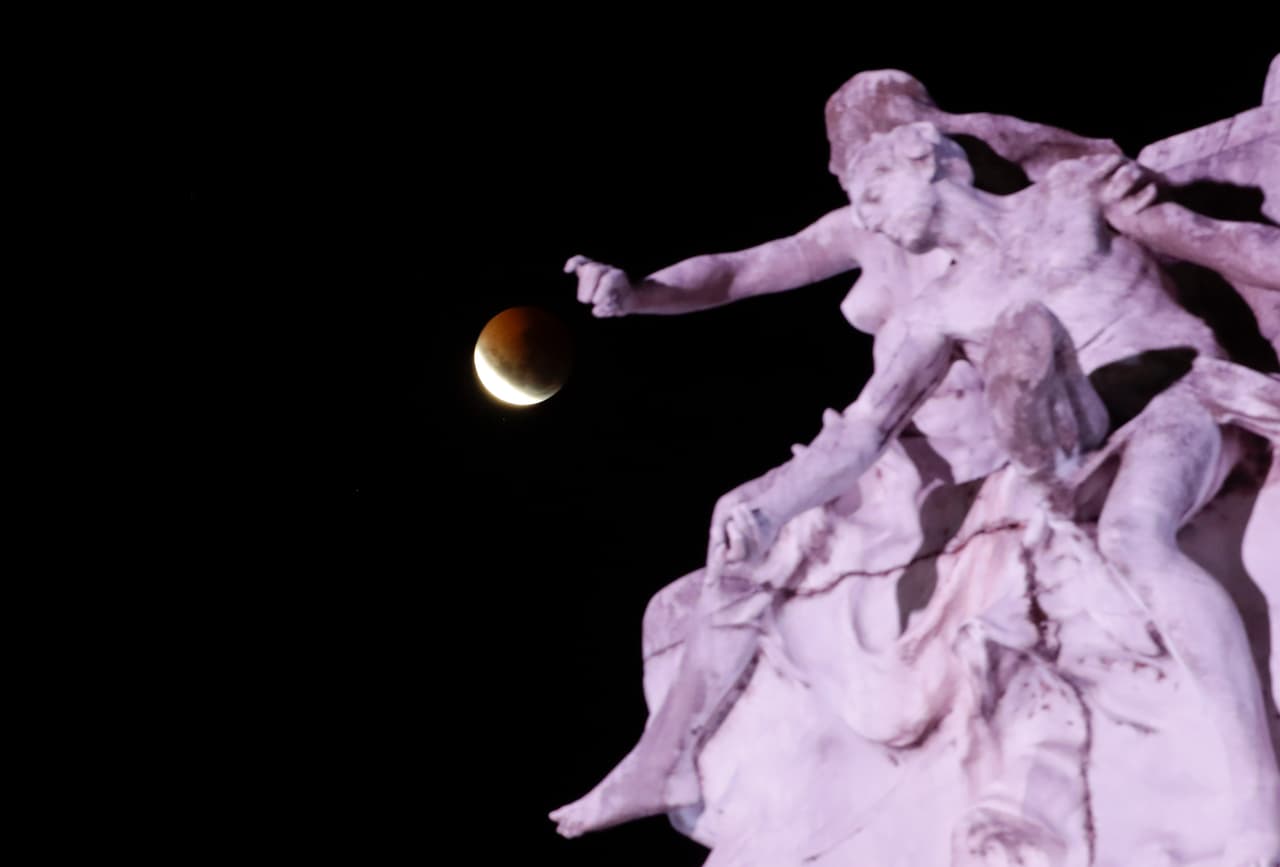 El progresivo eclipse lunar detrás del monumento a la Carta Magna y las Cuatro Regiones Argentinas, en Buenos Aires.