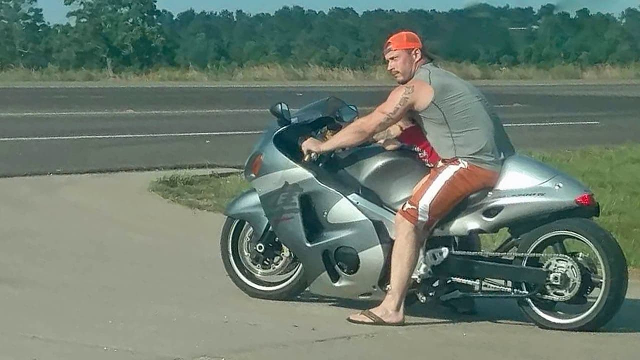 Arrestan a un hombre en Texas que fue denunciado en Facebook por llevar a un bebé a bordo de una motocicleta  