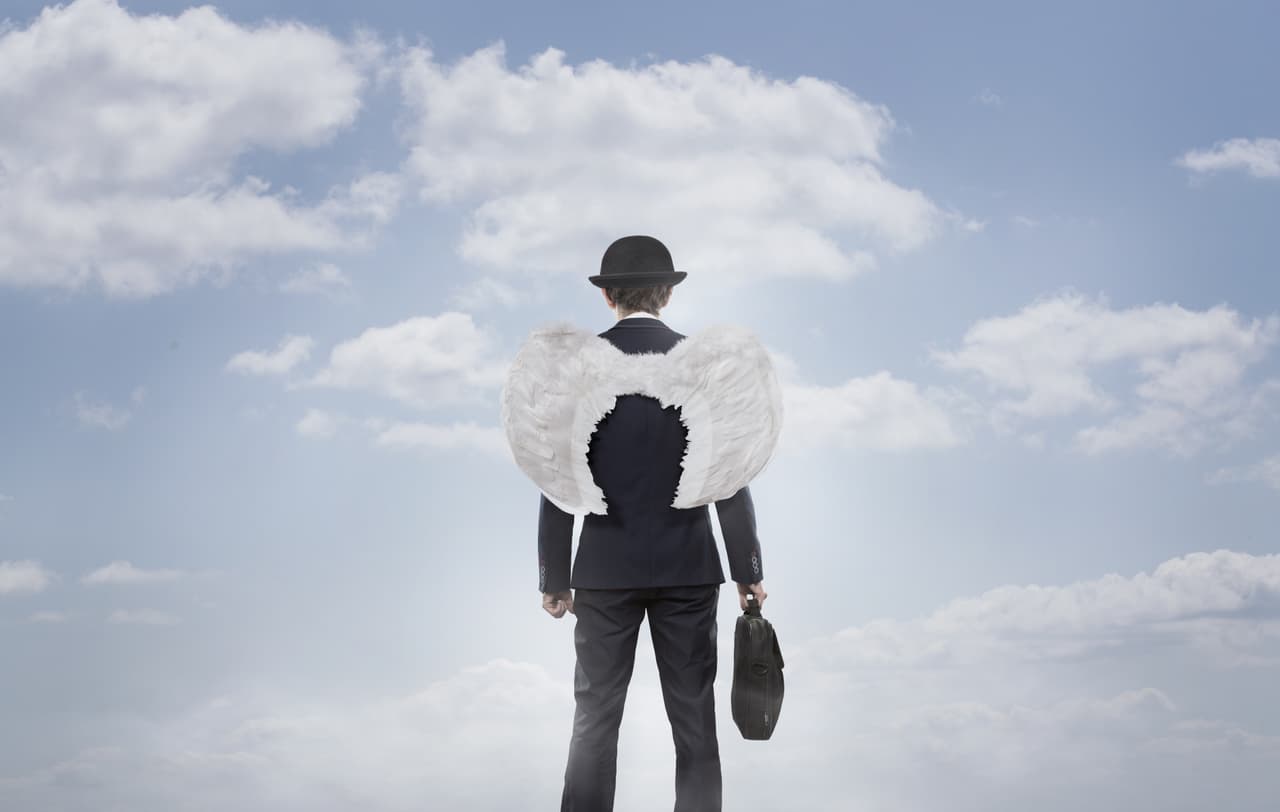 En muchas ocasiones he escuchado personas decir que pedir a Dios o sus ángeles por una ayuda en la consecución de ingresos o trabajo es "pecado", pues no está bien pedir por lo material. Aunque en ningún momento pretendo contradecir las creencias de cada quien, quisiera compartir una enseñanza que recibí por parte de los ángeles al respecto.