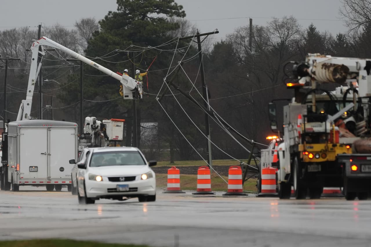 También solicitaron evitar las carreteras al sur de Kankakee en dirección a 
<b>Aroma Park. La Ruta 45/52</b> fue cerrada desde River Road hasta la salida
<b> 308 de la autopista I-57 debido</b> a cables eléctricos caídos, daños por la tormenta e incendios.
<br>