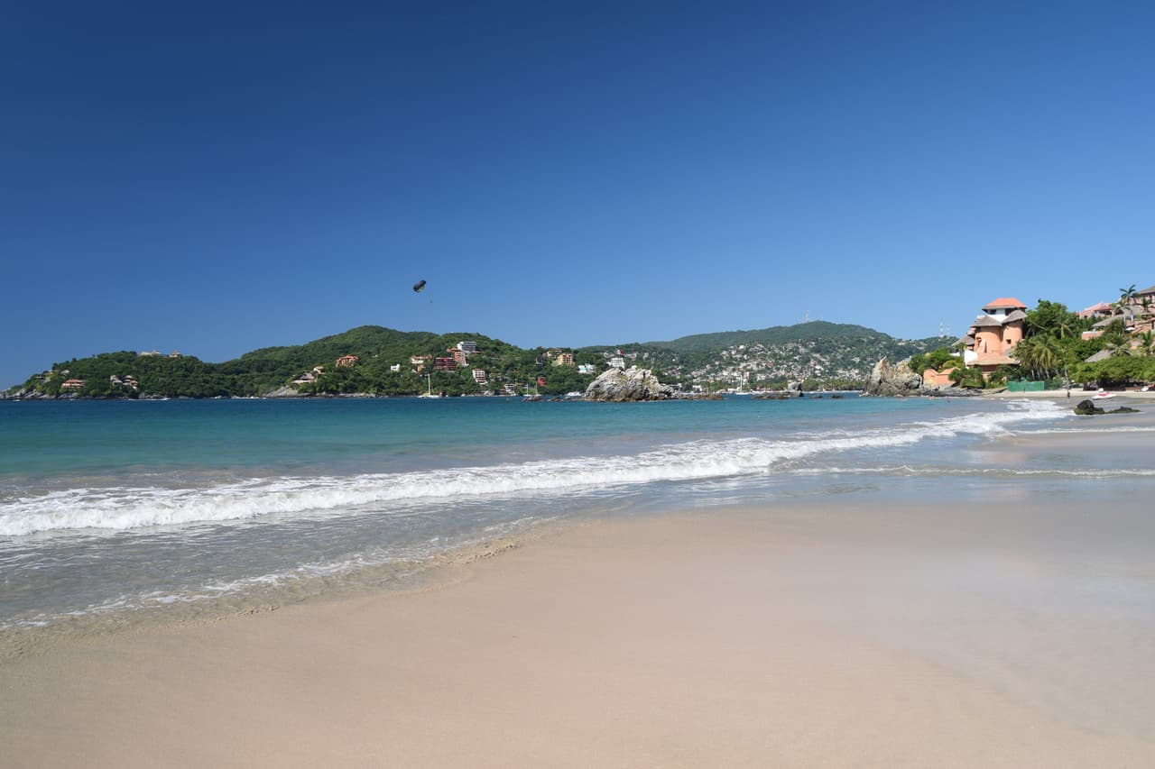 <b>Puesto 10. Playa la Ropa, Zihuatanejo, Guerrero. </b>
<br>
<br>Ubicada en la bahía de Zihuatanejo, es una de las principales atracciones del área. Es una larga y amplia playa que tiene una forma ligeramente arqueada. Fue elegida por los viajeros como la playa número 10 de México en 2022.