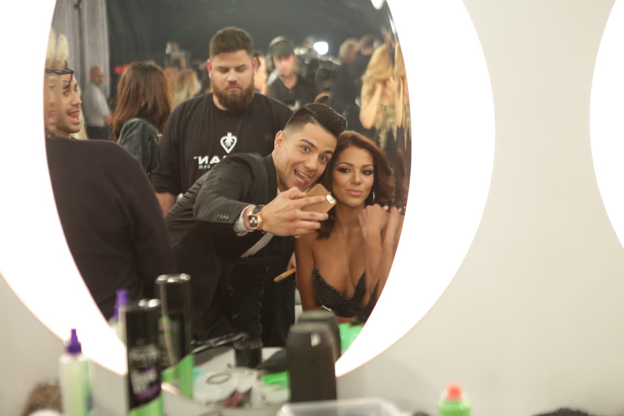 Cada vez más cerca de la gran final comienzan a aflorar los sentimientos más ocultos de las bellas. Disfruta aquí las mejores fotos detrás de cámara.