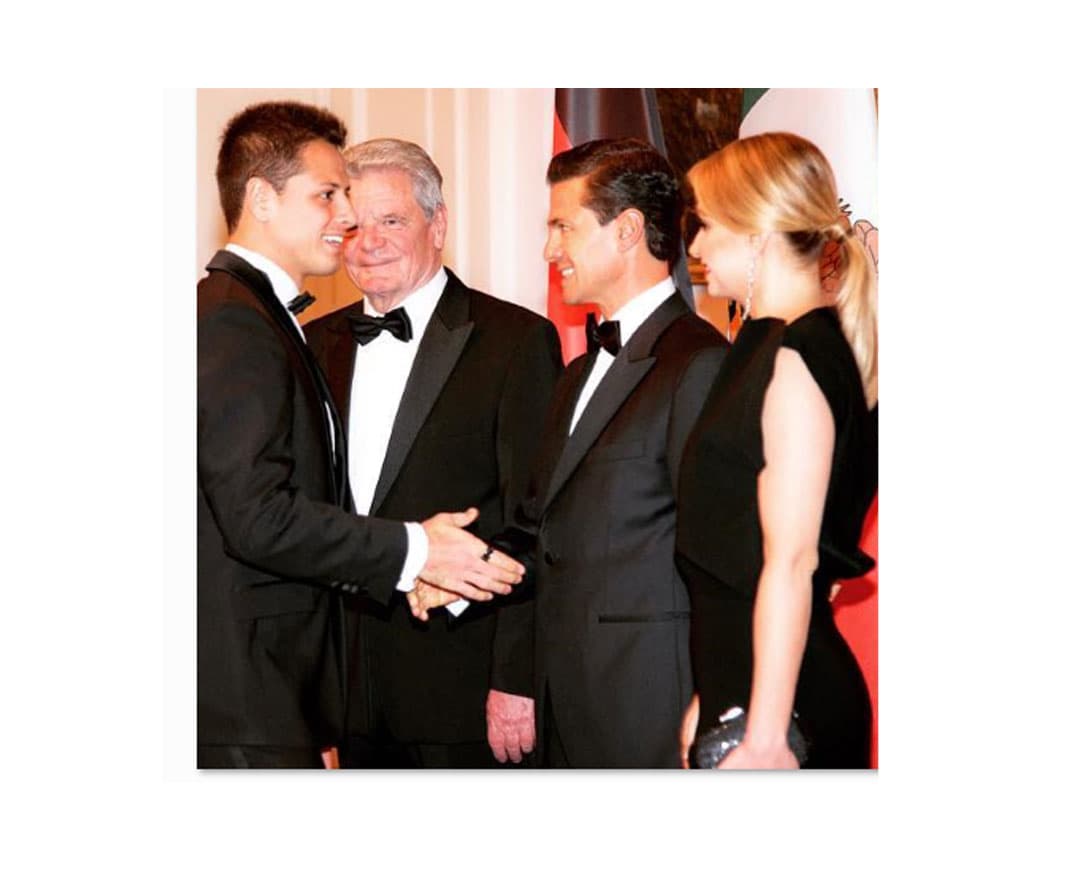 El jugador del Bayer Leverkusen lució muy elegante. Aquí la foto del saludo entre Peña Nieto y el futbolista. La 'Gaviota' no podía faltar en tan importante evento.