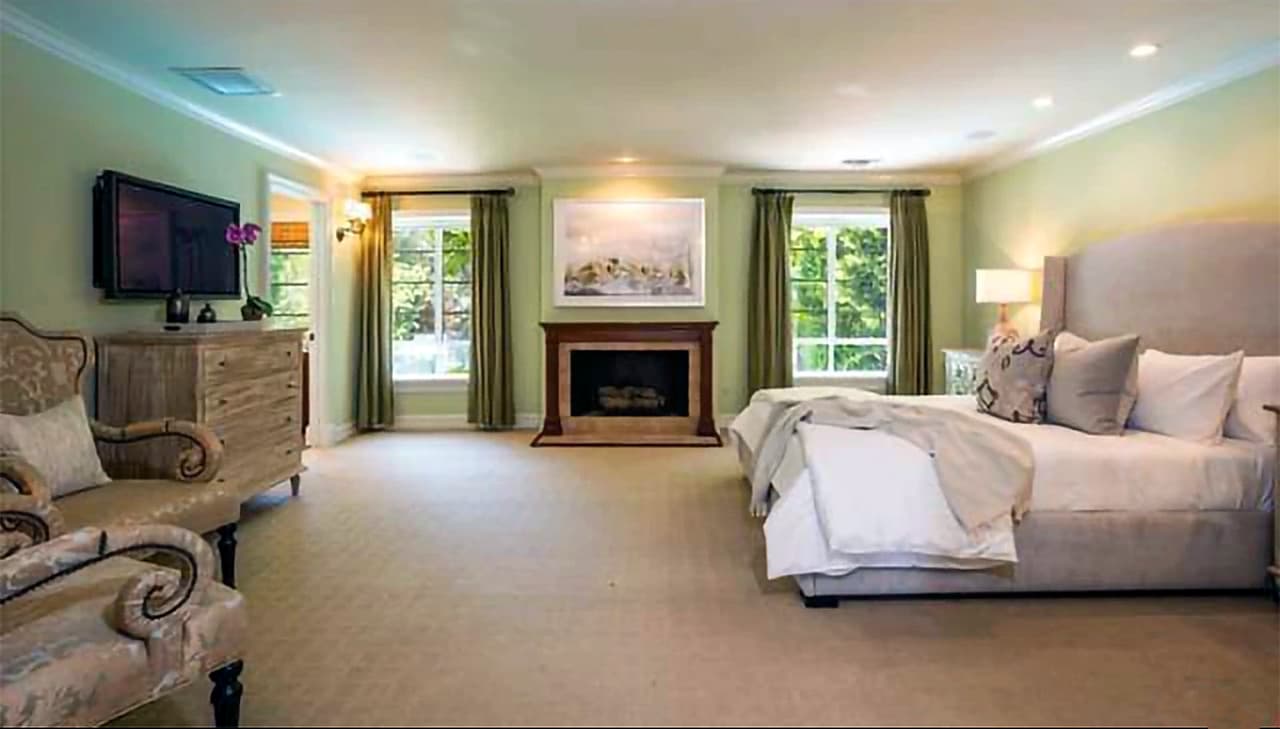 De esta manera, Rihanna suma 
<b>11.5 baños y 9 habitaciones</b>, entre ambas residencias. 
<br>