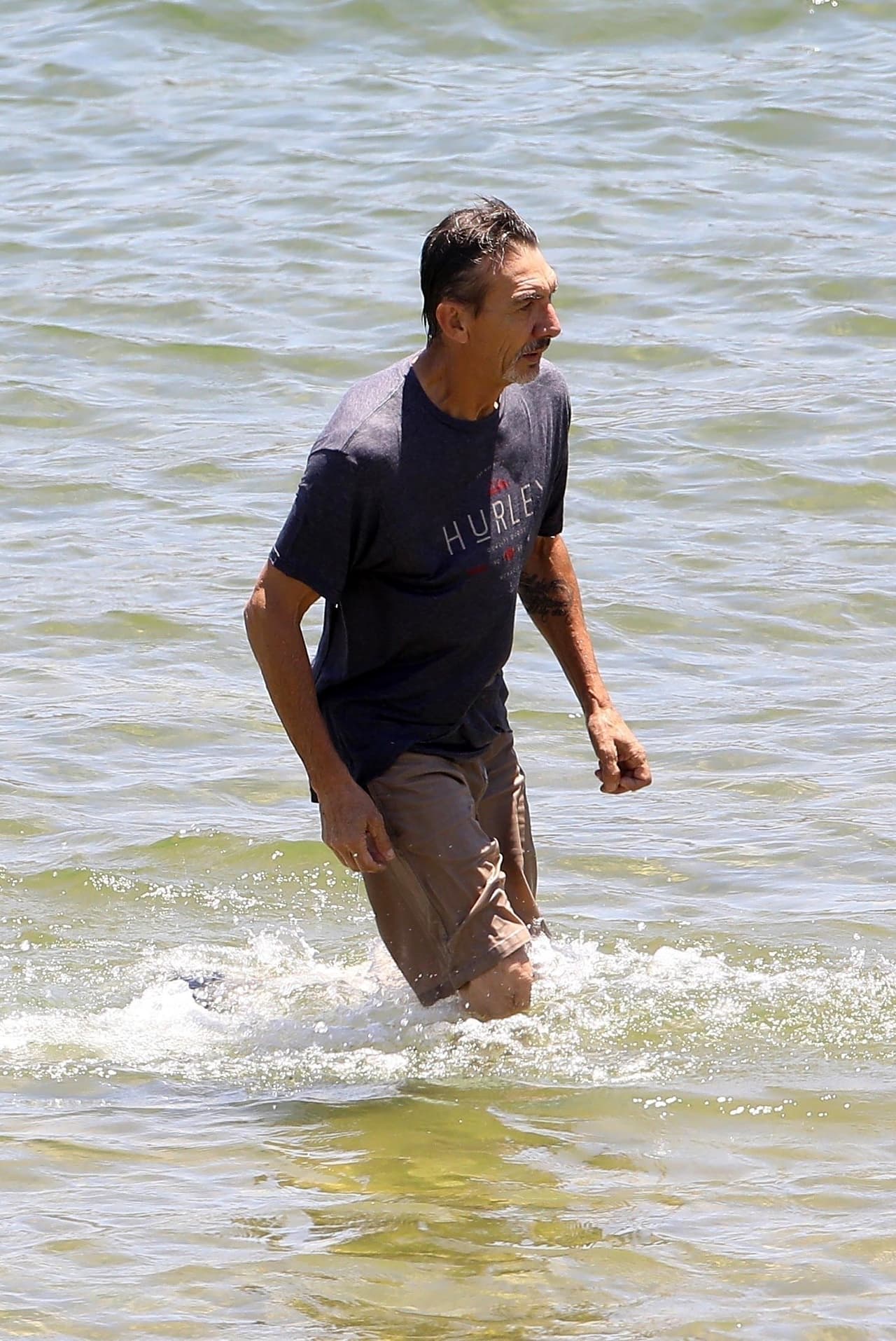 <b><a href="https://www.univision.com/shows/despierta-america/las-desgarradoras-imagenes-del-padre-de-naya-rivera-corriendo-desesperado-al-llegar-al-lago-donde-desaparecio-video" target="_blank">El padre de Naya Rivera corrió</a></b> desesperado ante las aguas de lago para suplicar que puedan hallar pronto a su hija. 
<br>