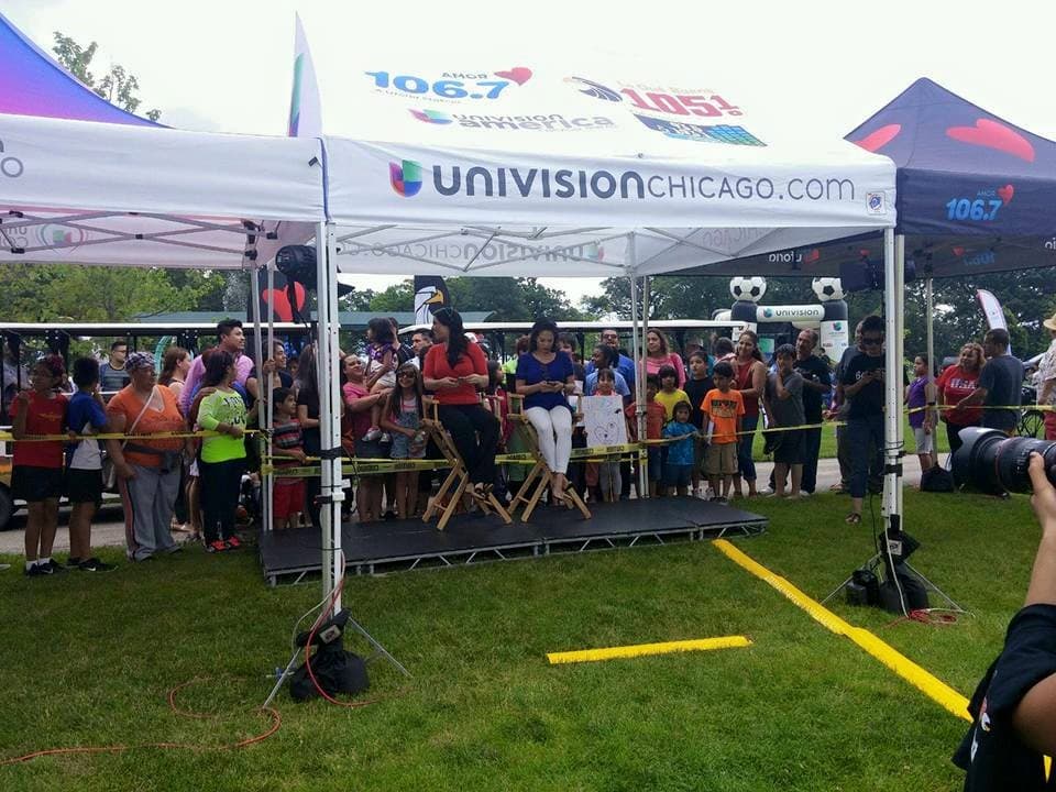 Cientos de personas de Aurora se dieron cita este jueves en Phillips Park para presenciar el noticiero de las 5 de la tarde de Noticias Univision Chicago y también conocer a nuestra presentadora Érika Maldonado y a la meteoróloga Ericka Pino. Aileen Ocaña de la estación Amor también fue parte de la gira "A tu lado, en tu barrio" en donde el cariño de la gente se dejó sentir en todo momento. ¡Gracias a todos los que estuvieron presentes!